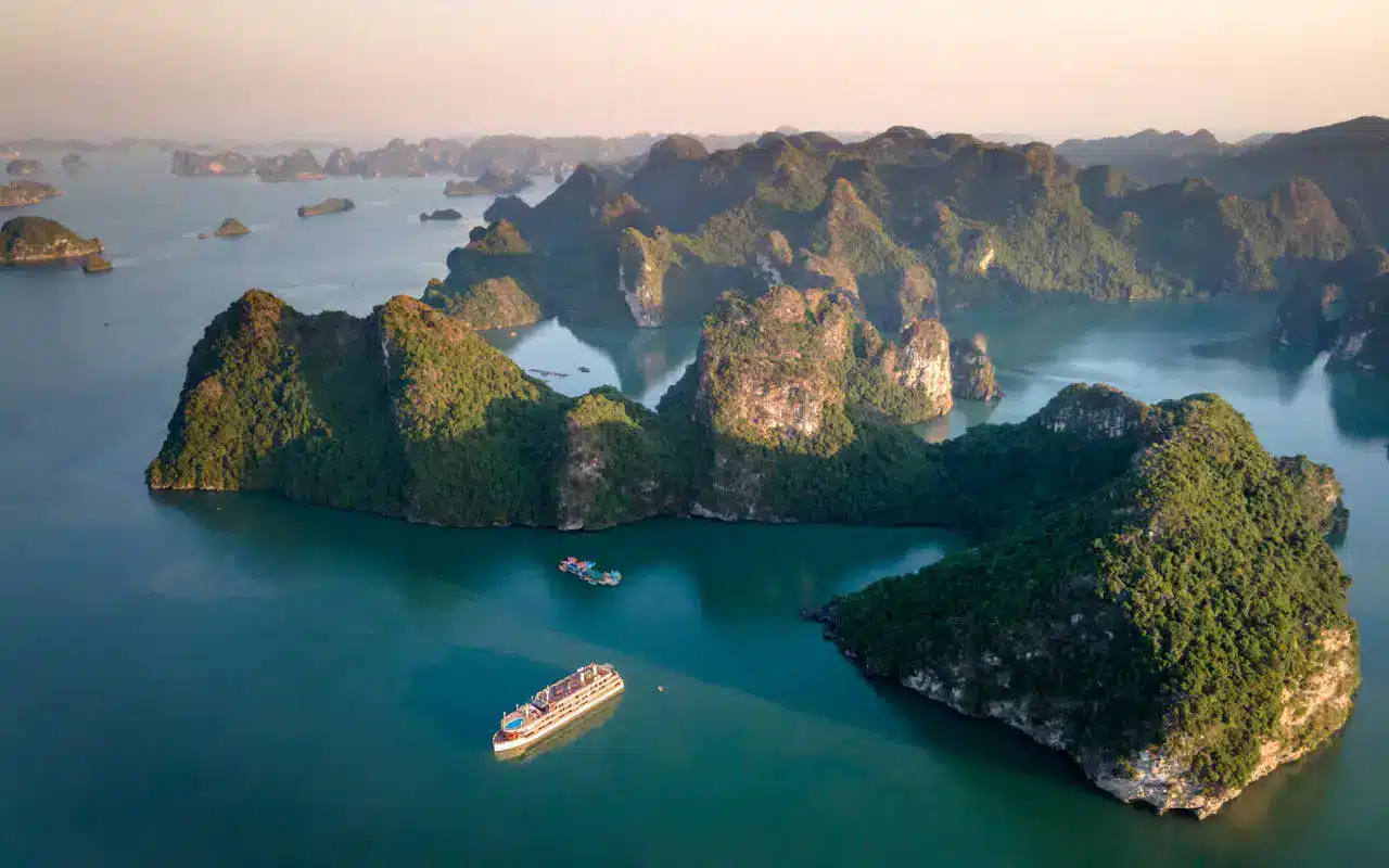 Cruise ship in Halong Bay, Vietnam scenery